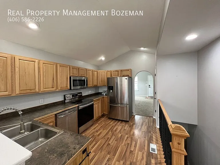 452 Woodman Dr — Photo 2
