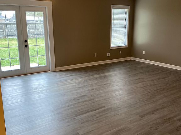 2nd image of 2967 Russell Oaks Dr