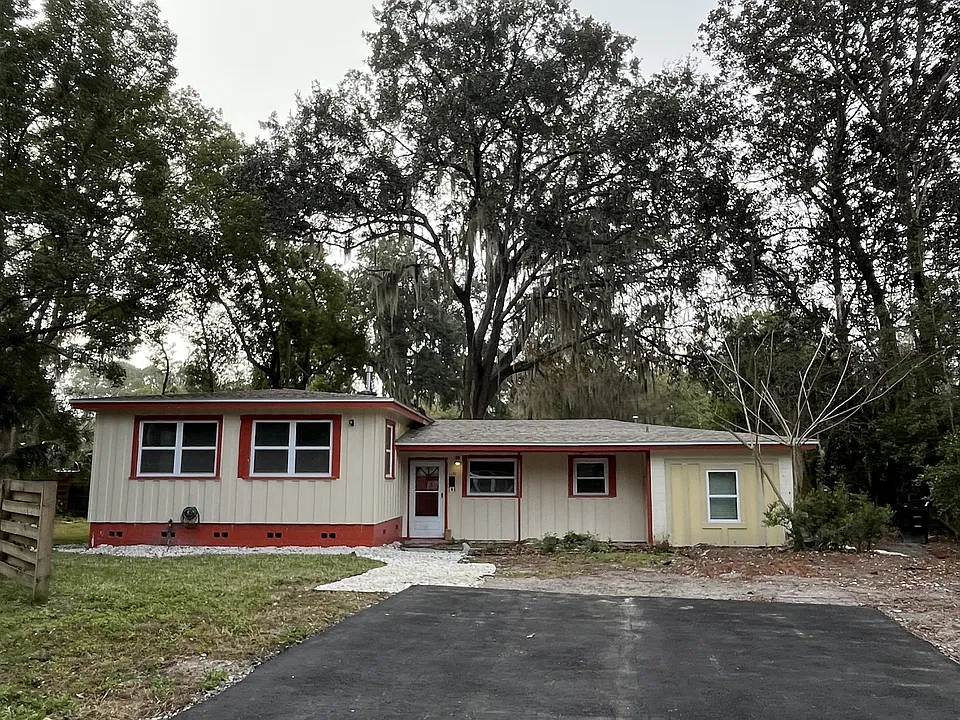 1109 NE 5th Pl
