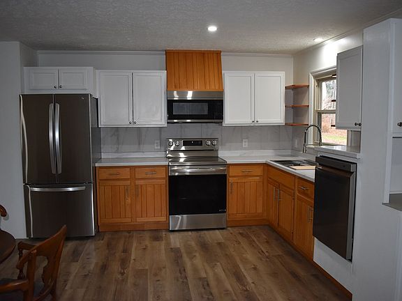 4th image of 484 Meadows Rd