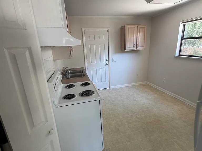 2825 Lake Shore Blvd — Photo 6