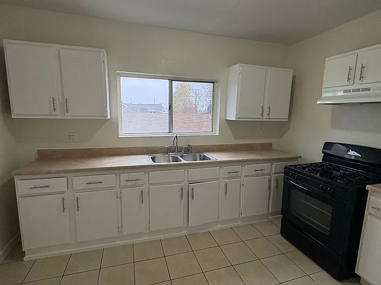 629 W Vernon Ave — Photo 2