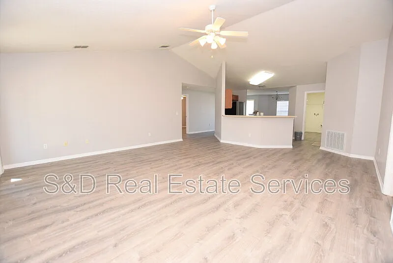 4 bed, 2.0 bath, 1934 sqft, $2,100 — Photo 2