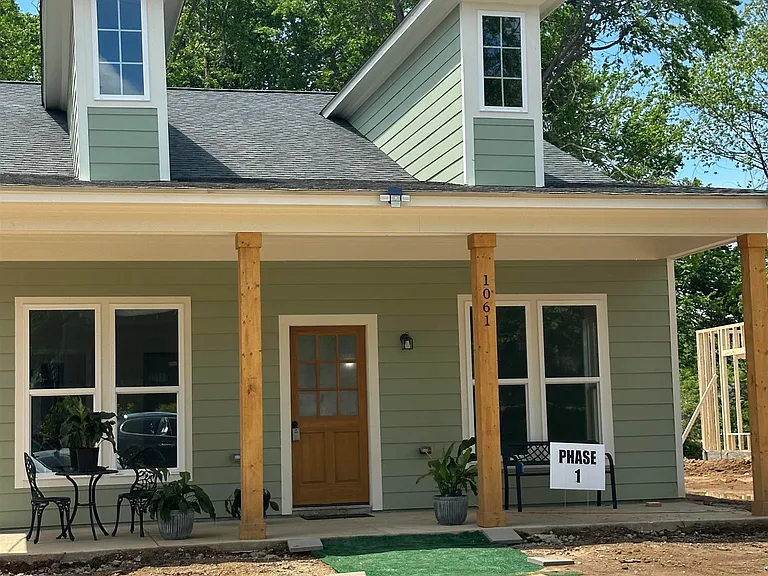 1061 Shaw Pl — Photo 1