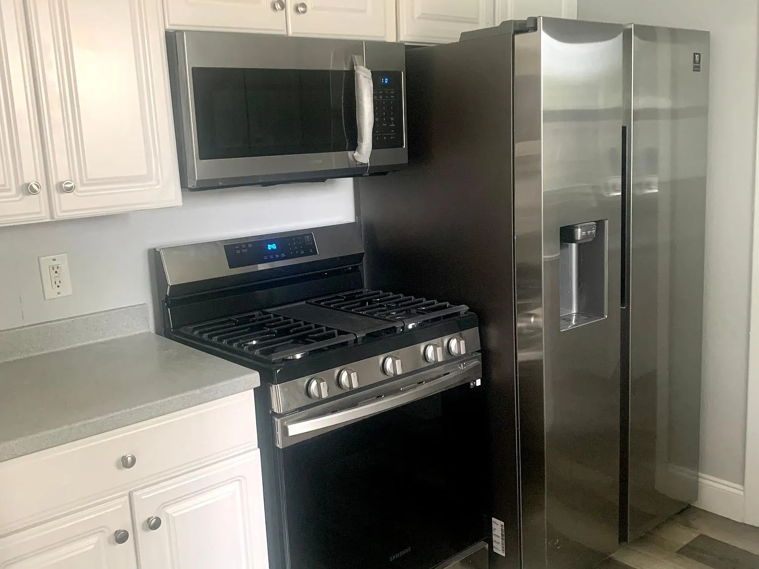 3 bed, 1219 sqft, $1,900 — Photo 2