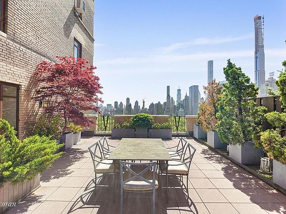 3rd image of 25 Central Park W APT 21O