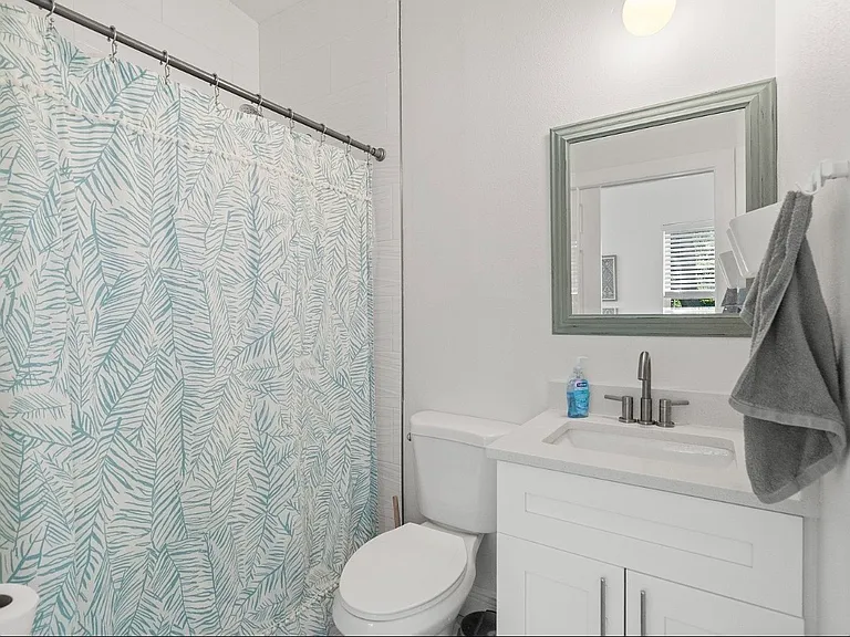 548 Bay St — Photo 12