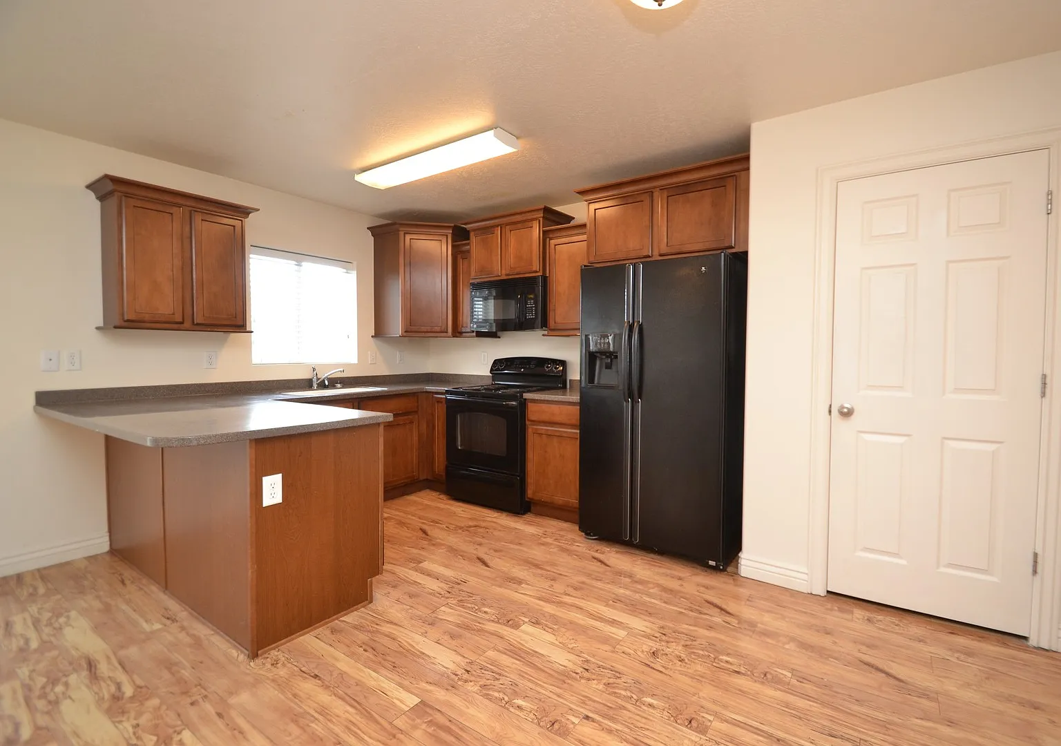 3 Bed 2.5 Bath Townhome in Saratoga Springs! — Photo 4