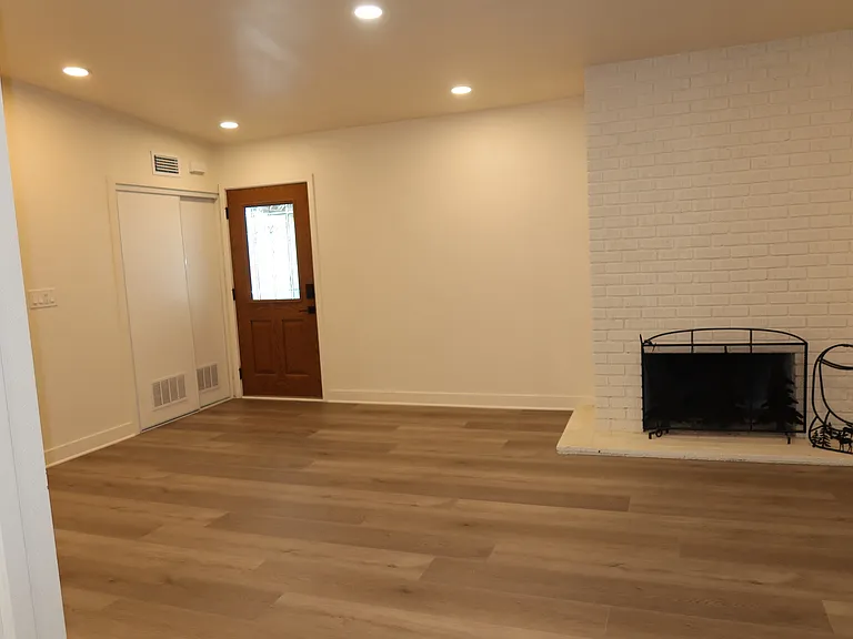 1322 Campus Ave — Photo 9