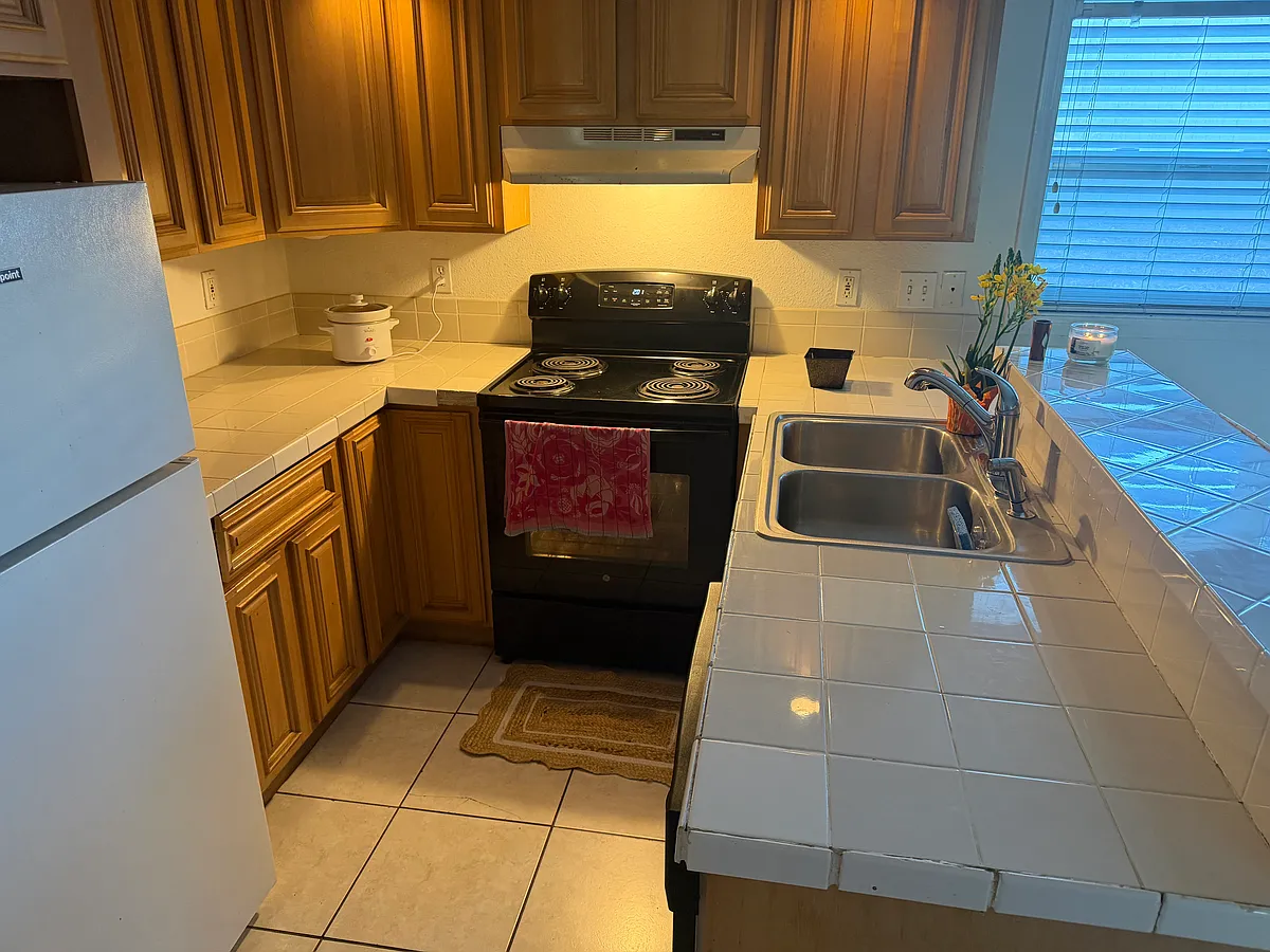 Building Photo - 2121 Lakeview Dr #13