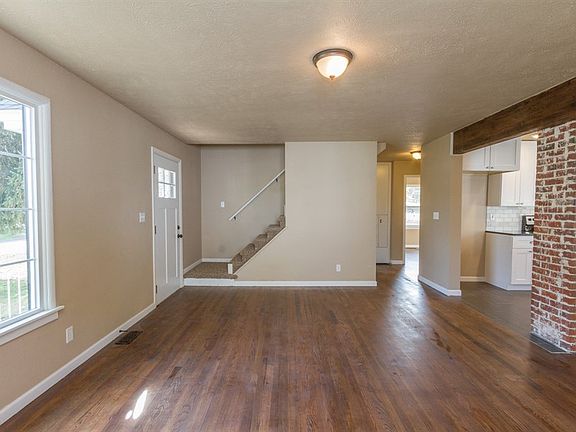 3rd image of 931 E Thurston Ave