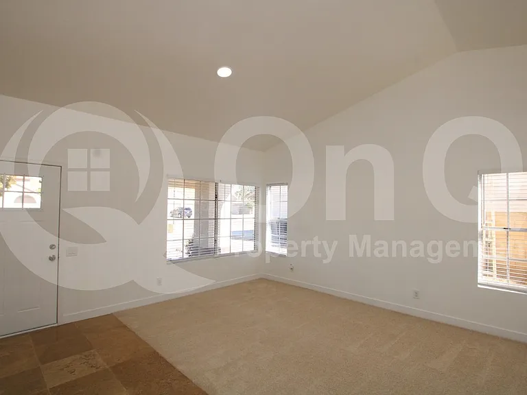 7849 W Hearn Rd — Photo 5