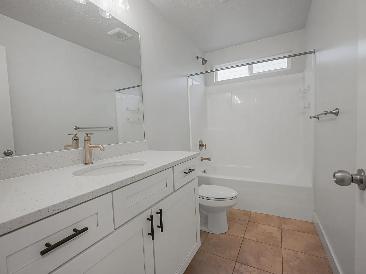 5 bed, 2039 sqft, $550 — Photo 2