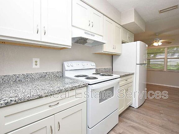3rd image of 561 Lake Bonny Dr E