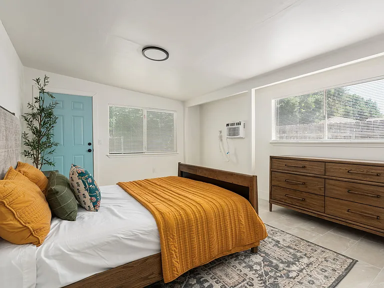 "ADU". separate entrance off garage. private heating/AC wall unit. Queen size bed.