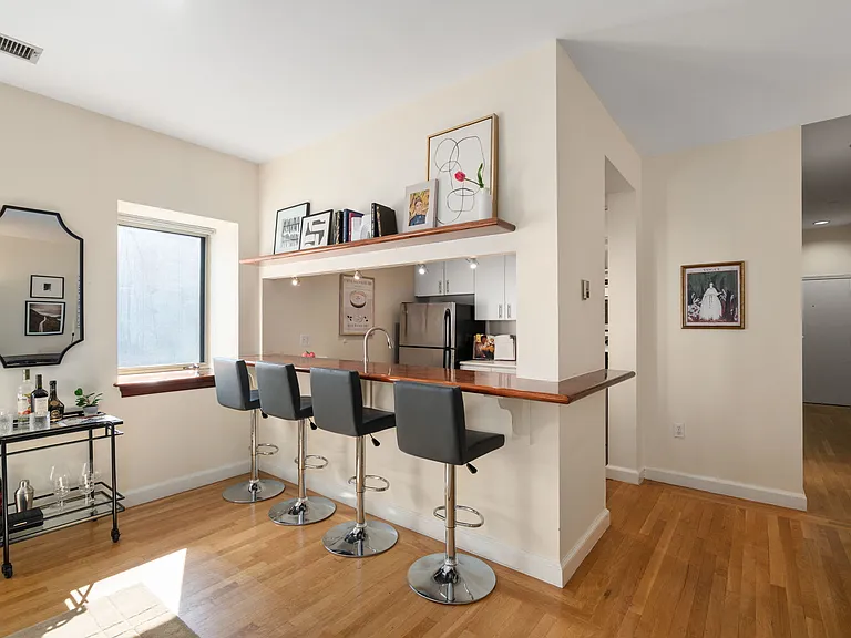 2 Clarendon St #302 — Photo 6