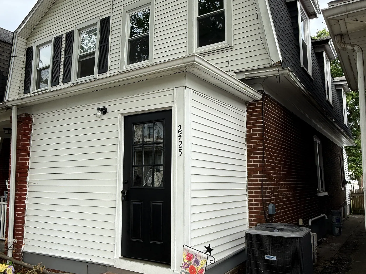 3 bed, 1.5 bath, 1200 sqft, $2,200 — Photo 1