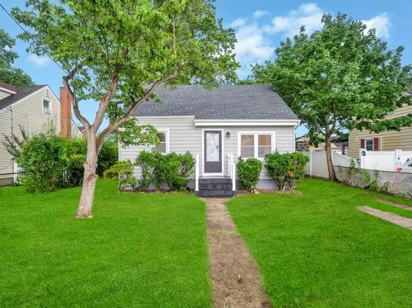 312 Abbington Court, Copiague, NY 11726