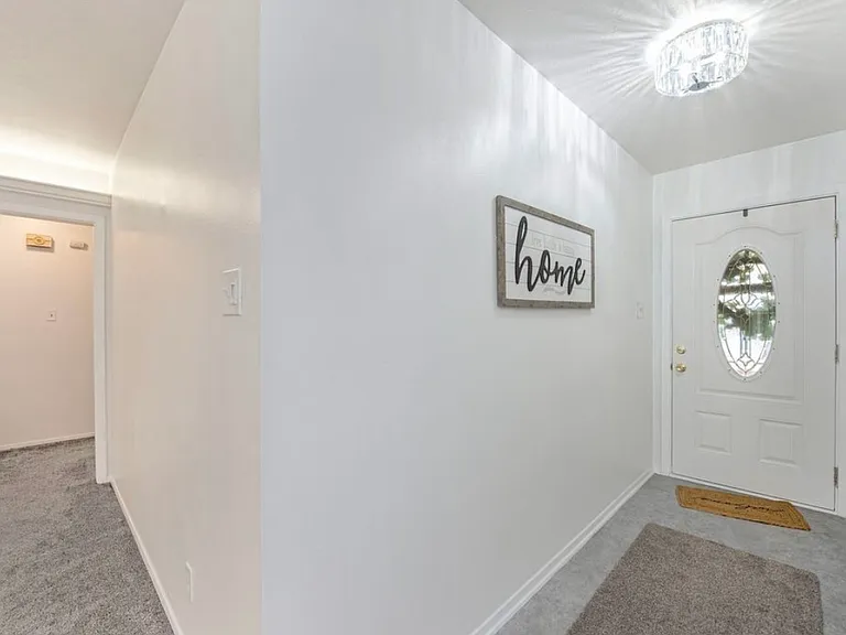 1102 E Rutgers Ln — Photo 3