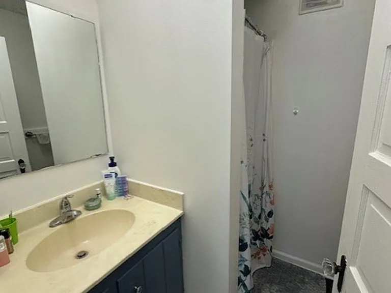 2422 Oak St — Photo 4