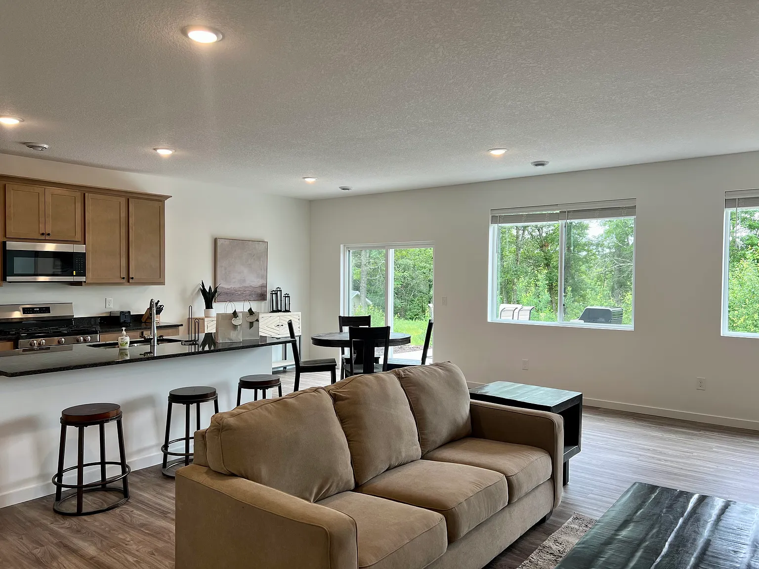 3 bed, 1366 sqft, $2,995 — Photo 4
