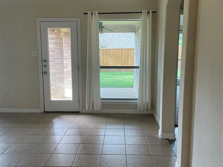 421 Brighton St — Photo 11