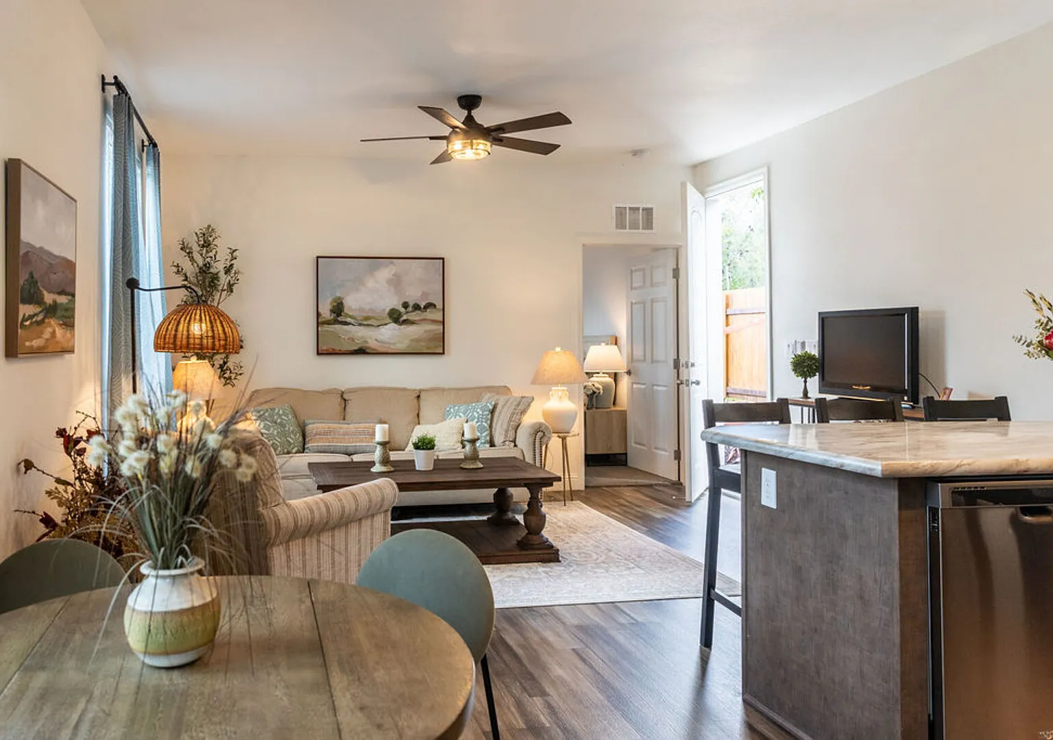New home in La Mesa, beautiful park like setting — Photo 2