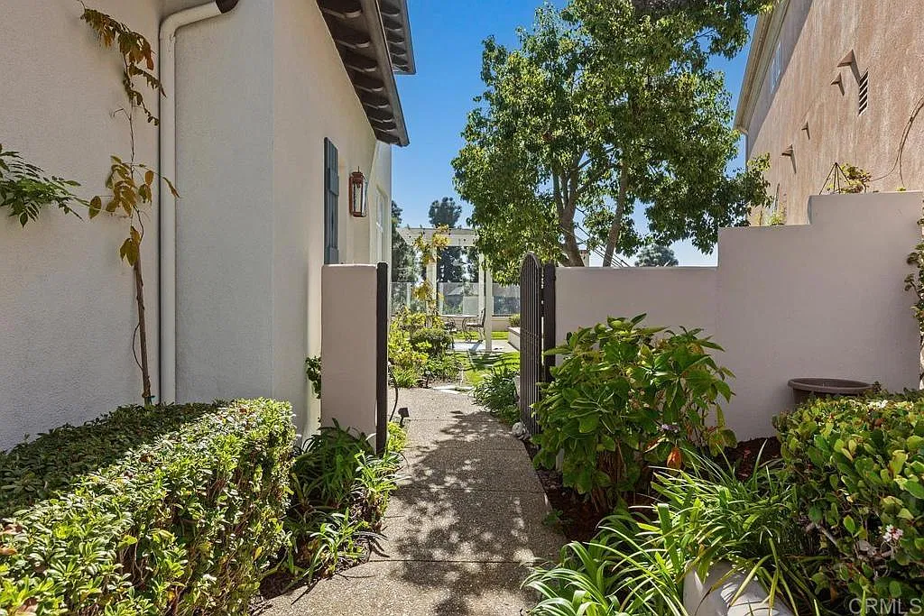 2 bed, 2.5 bath, 2640 sqft, $10,500 — Photo 2