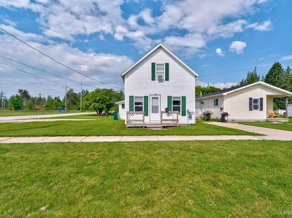 140 S 4th St, Manistique, MI 49854