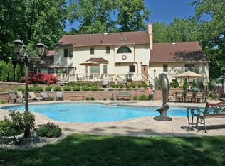 18 Sherwood Ct, Holmdel, NJ 07733