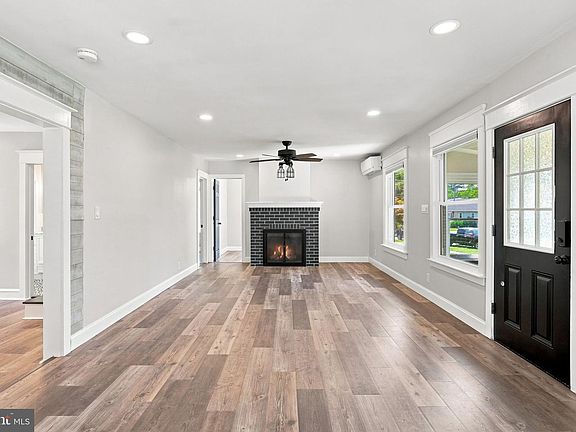 3rd image of 918 7th Ave