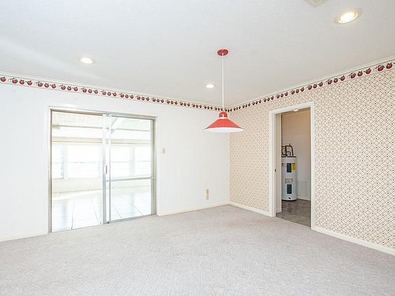 5th image of 207 Holiday Cir