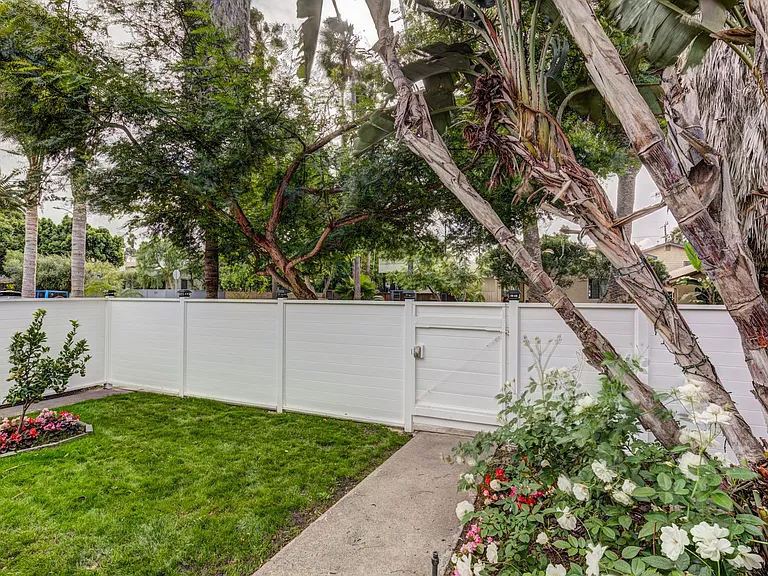 Ocean Avenue Duplex — Photo 9