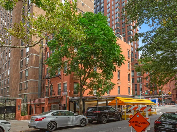 1678 3rd Avenue image 3 of 7