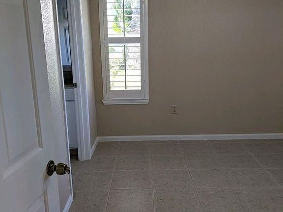 2nd image of 940 Village Trl Unit 2-102