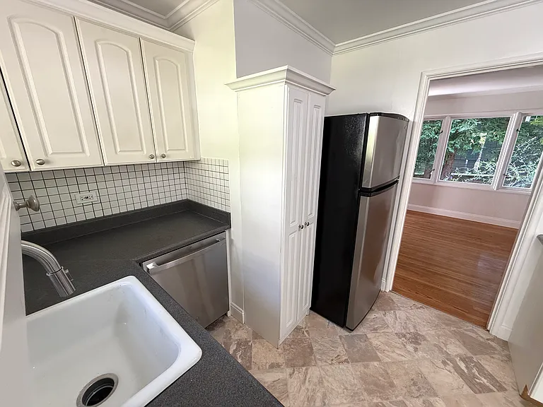 208 Throckmorton Ave — Photo 5