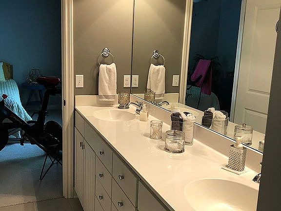 Jack &Jill bath-Main floor