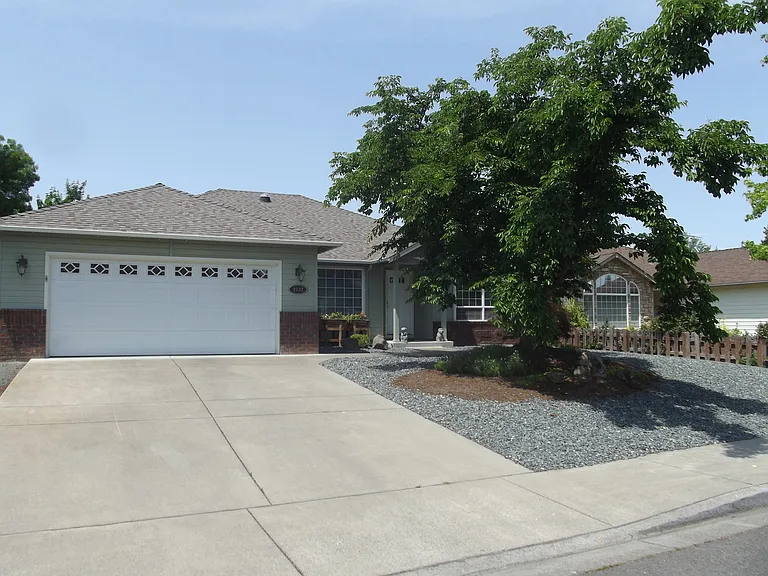 2122 Martin Dr — Photo 1