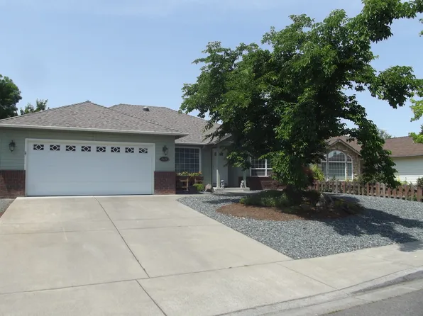 2122 Martin Dr, Medford, OR 97501