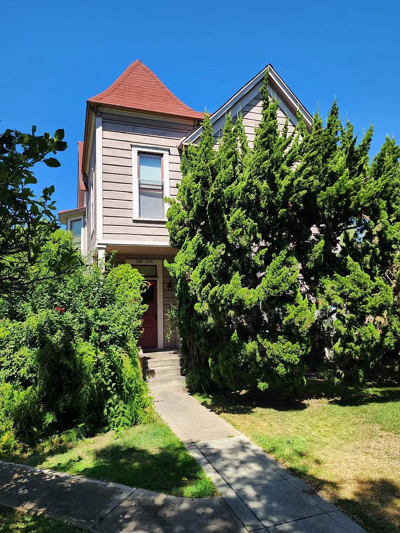 164-70 D Avenue — Photo 1
