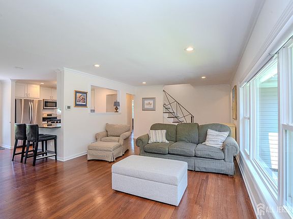 4th image of 21 Inwood Dr