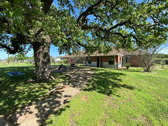 4th image of 690 Diana Ln