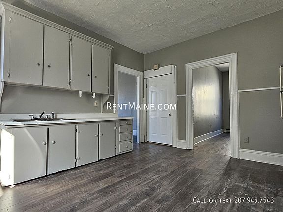 2nd image of 139 Oak St APT 2F