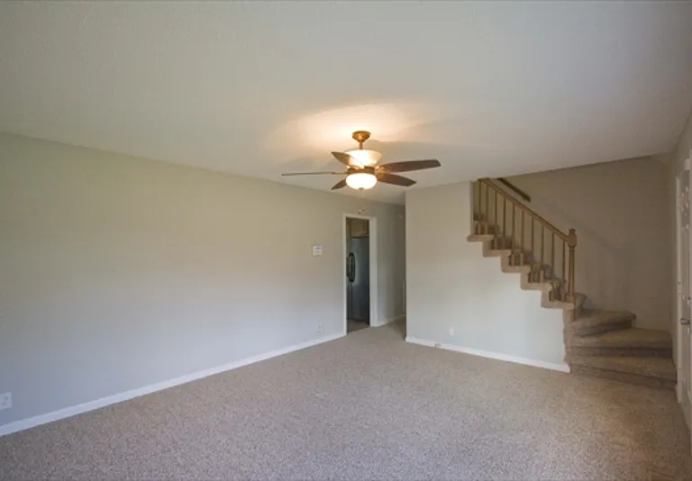 385 Louise Ln — Photo 2