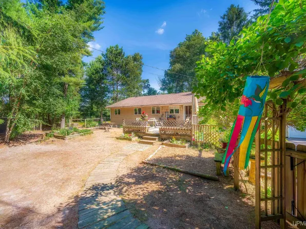 421 Lakewood Ln, Marquette, MI 49855