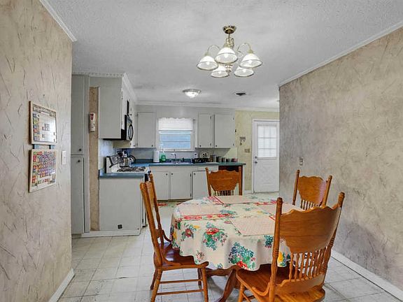 4th image of 828 Mamie Dr