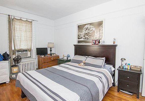 2nd image of 2808 35th St APT 5M