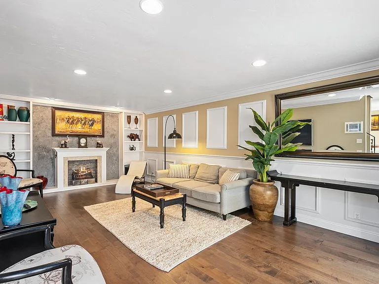 784 S Sierra Ave — Photo 2