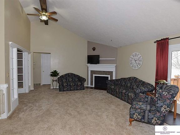 3rd image of 7906 Laurel Ct