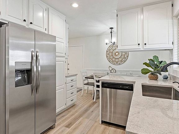 4th image of 934 E Sego Lily Dr